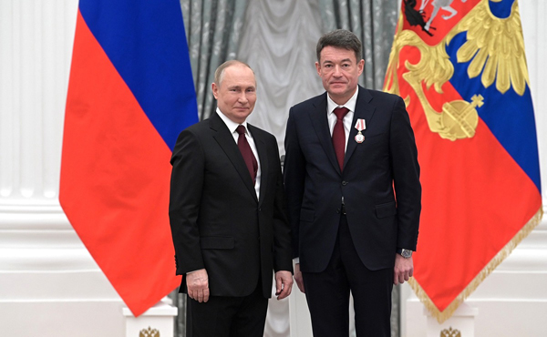 Владимир Путин вручил государственные награды деятелям российского здравоохранения